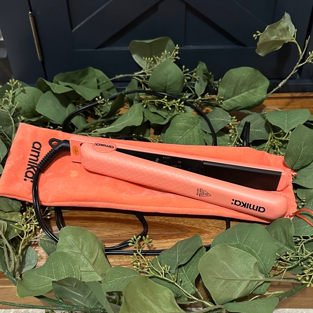 Amika Coral Hair Straightener with Pouch